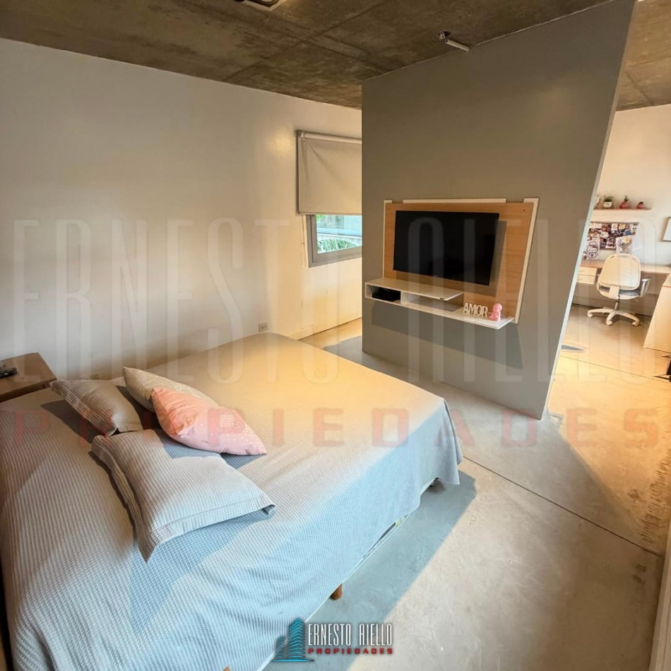 ALQUILER HERMOSA CASA DE 4 AMBIENTES Y ESTUDIO CON PATIO Y COCHERA EN QUILMES CENTRO.