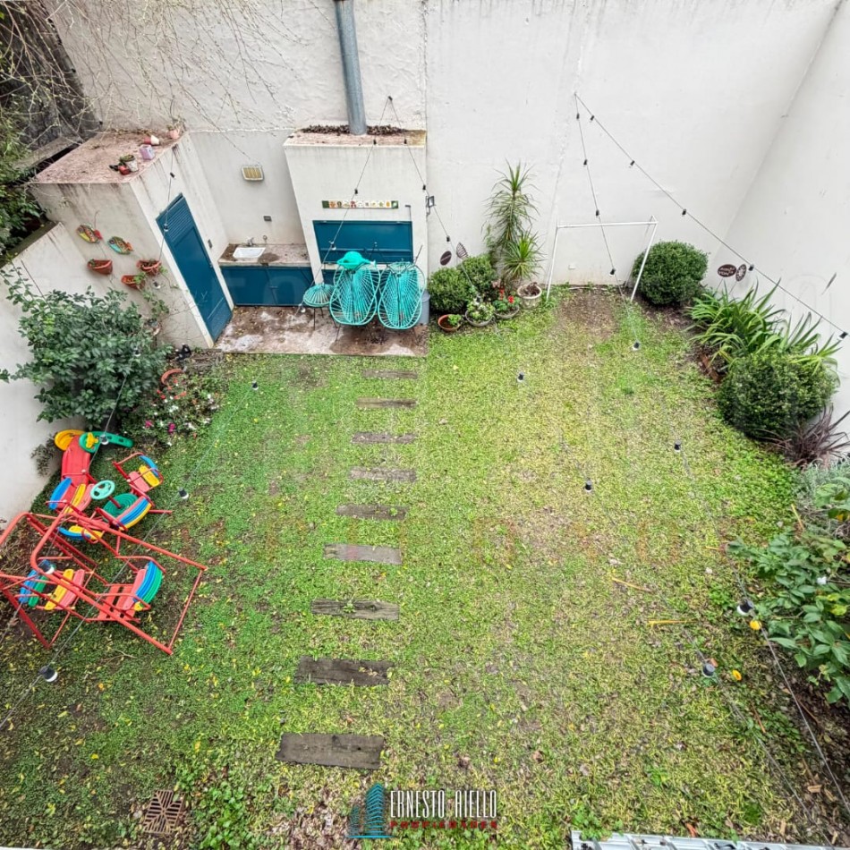 ALQUILER HERMOSA CASA DE 4 AMBIENTES Y ESTUDIO CON PATIO Y COCHERA EN QUILMES CENTRO.