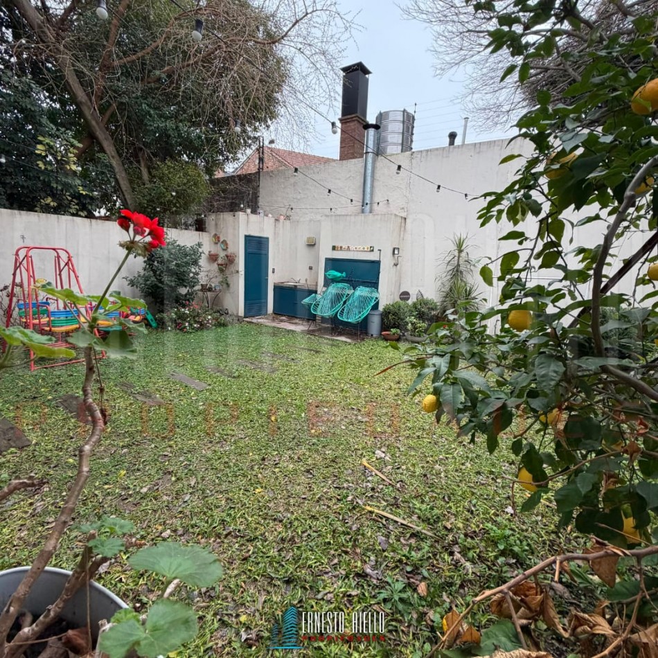 ALQUILER HERMOSA CASA DE 4 AMBIENTES Y ESTUDIO CON PATIO Y COCHERA EN QUILMES CENTRO.