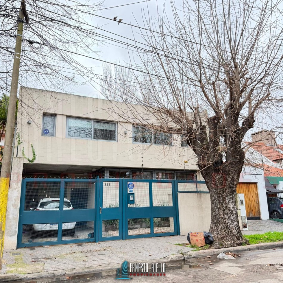 ALQUILER HERMOSA CASA DE 4 AMBIENTES Y ESTUDIO CON PATIO Y COCHERA EN QUILMES CENTRO.