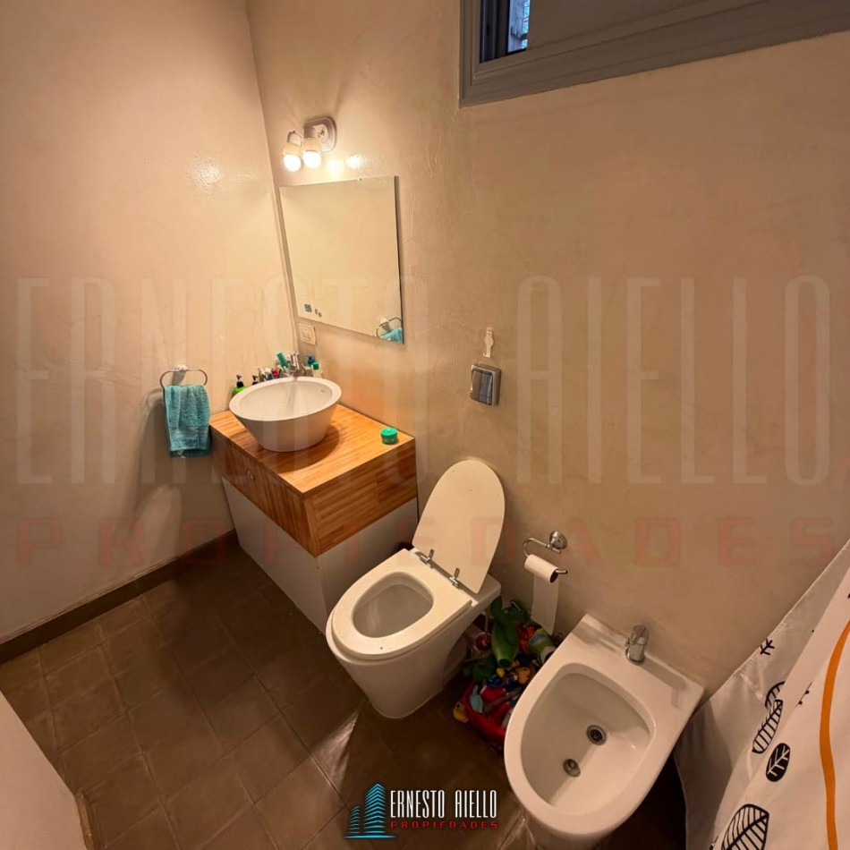 ALQUILER HERMOSA CASA DE 4 AMBIENTES Y ESTUDIO CON PATIO Y COCHERA EN QUILMES CENTRO.