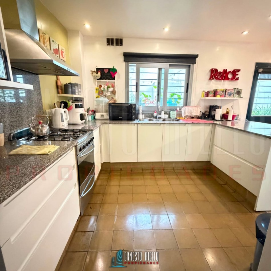 ALQUILER HERMOSA CASA DE 4 AMBIENTES Y ESTUDIO CON PATIO Y COCHERA EN QUILMES CENTRO.