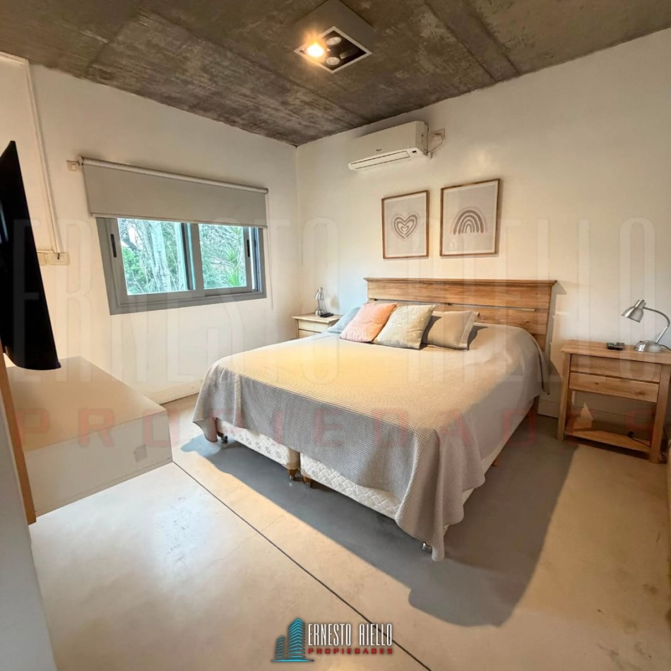 ALQUILER HERMOSA CASA DE 4 AMBIENTES Y ESTUDIO CON PATIO Y COCHERA EN QUILMES CENTRO.