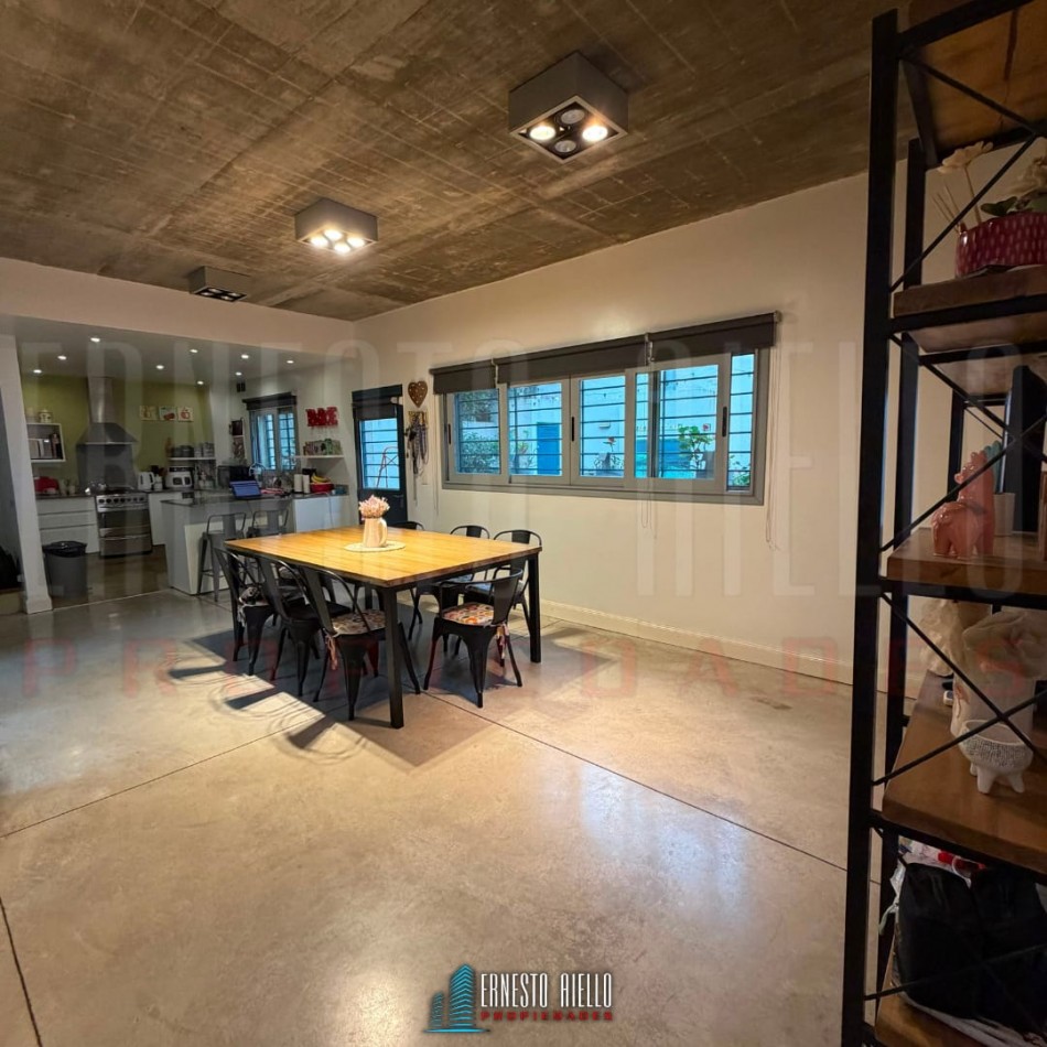 ALQUILER HERMOSA CASA DE 4 AMBIENTES Y ESTUDIO CON PATIO Y COCHERA EN QUILMES CENTRO.