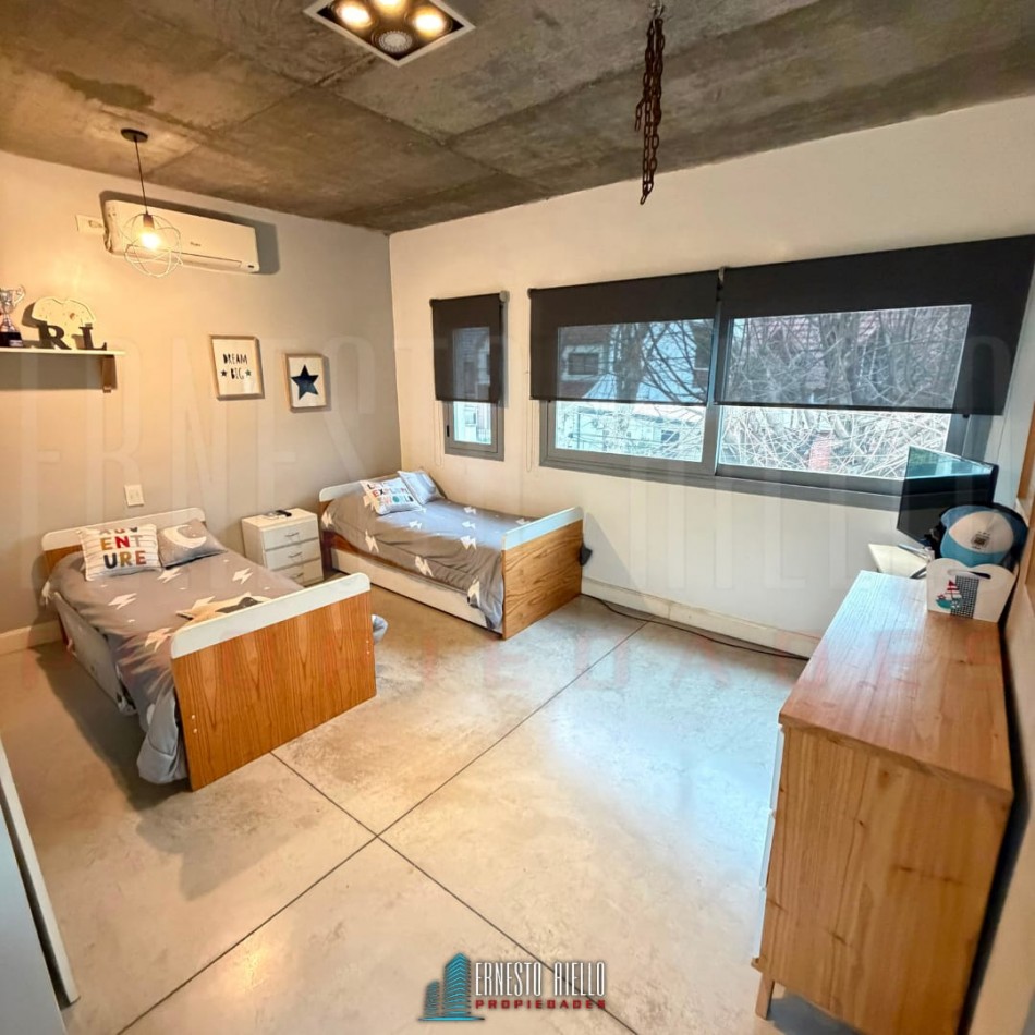 ALQUILER HERMOSA CASA DE 4 AMBIENTES Y ESTUDIO CON PATIO Y COCHERA EN QUILMES CENTRO.