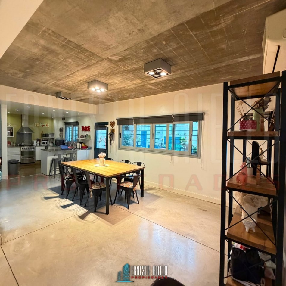 ALQUILER HERMOSA CASA DE 4 AMBIENTES Y ESTUDIO CON PATIO Y COCHERA EN QUILMES CENTRO.