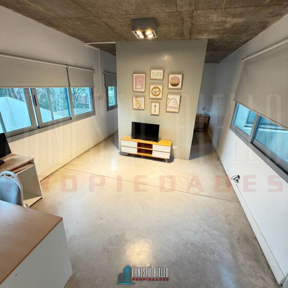 ALQUILER HERMOSA CASA DE 4 AMBIENTES Y ESTUDIO CON PATIO Y COCHERA EN QUILMES CENTRO.