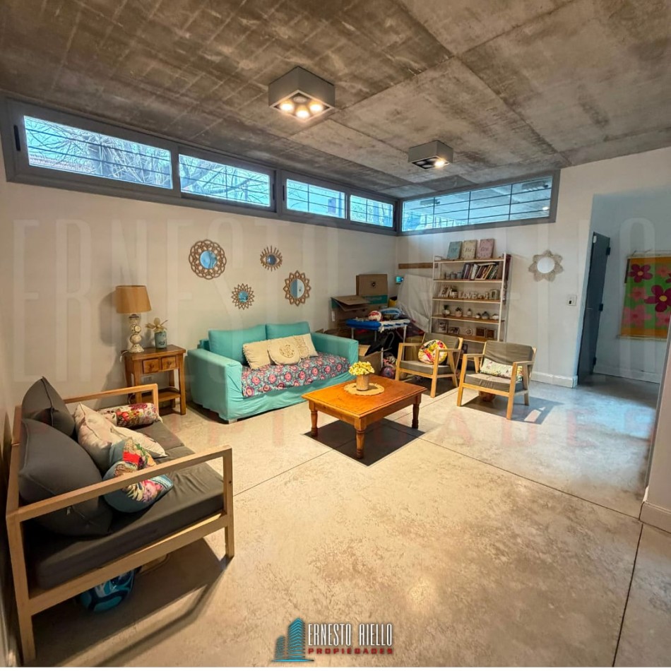 ALQUILER HERMOSA CASA DE 4 AMBIENTES Y ESTUDIO CON PATIO Y COCHERA EN QUILMES CENTRO.