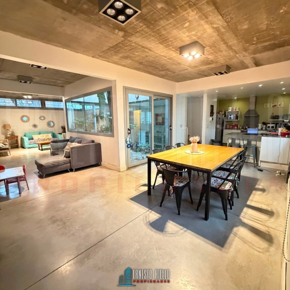 ALQUILER HERMOSA CASA DE 4 AMBIENTES Y ESTUDIO CON PATIO Y COCHERA EN QUILMES CENTRO.