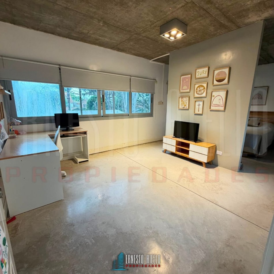 ALQUILER HERMOSA CASA DE 4 AMBIENTES Y ESTUDIO CON PATIO Y COCHERA EN QUILMES CENTRO.