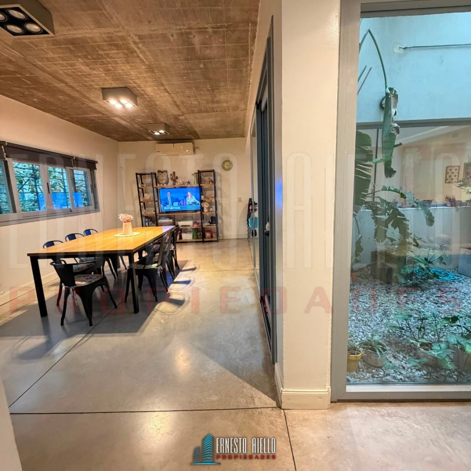 ALQUILER HERMOSA CASA DE 4 AMBIENTES Y ESTUDIO CON PATIO Y COCHERA EN QUILMES CENTRO.