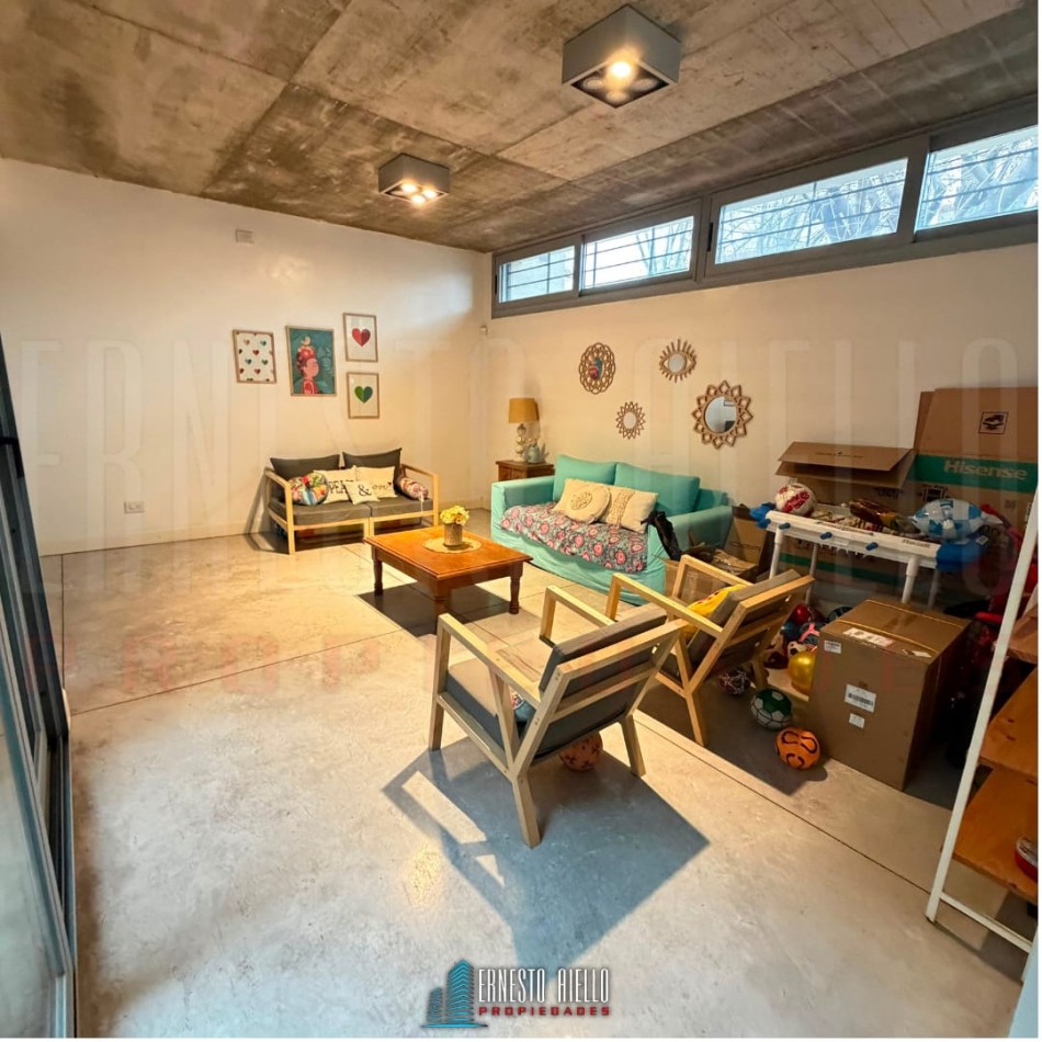 ALQUILER HERMOSA CASA DE 4 AMBIENTES Y ESTUDIO CON PATIO Y COCHERA EN QUILMES CENTRO.