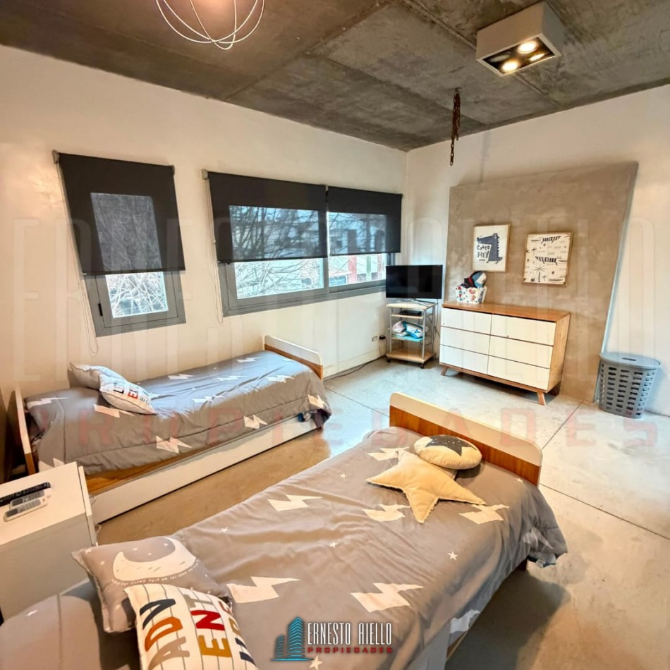 ALQUILER HERMOSA CASA DE 4 AMBIENTES Y ESTUDIO CON PATIO Y COCHERA EN QUILMES CENTRO.