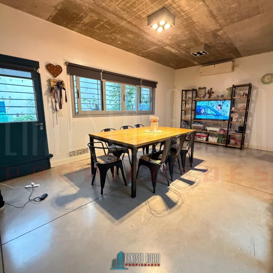 ALQUILER HERMOSA CASA DE 4 AMBIENTES Y ESTUDIO CON PATIO Y COCHERA EN QUILMES CENTRO.