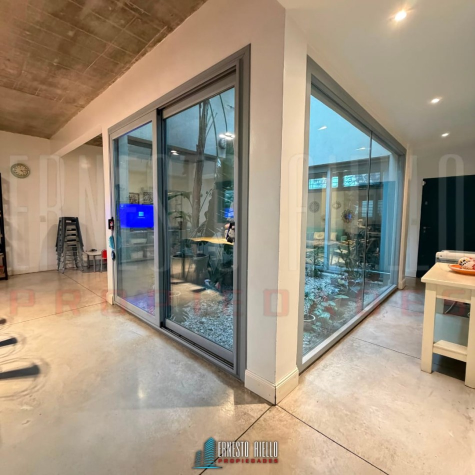 ALQUILER HERMOSA CASA DE 4 AMBIENTES Y ESTUDIO CON PATIO Y COCHERA EN QUILMES CENTRO.