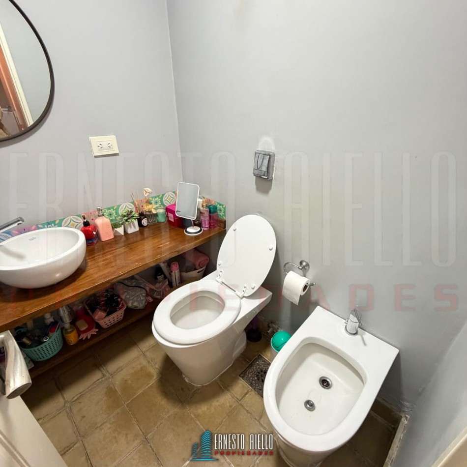 ALQUILER HERMOSA CASA DE 4 AMBIENTES Y ESTUDIO CON PATIO Y COCHERA EN QUILMES CENTRO.