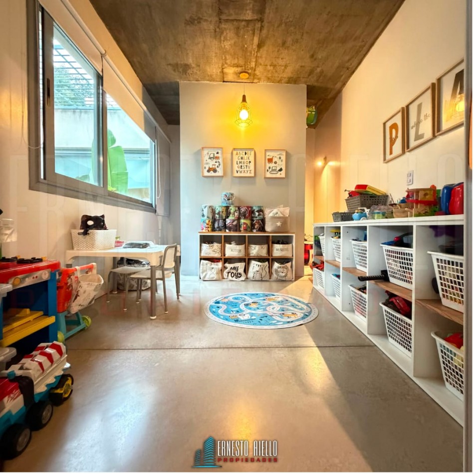 ALQUILER HERMOSA CASA DE 4 AMBIENTES Y ESTUDIO CON PATIO Y COCHERA EN QUILMES CENTRO.