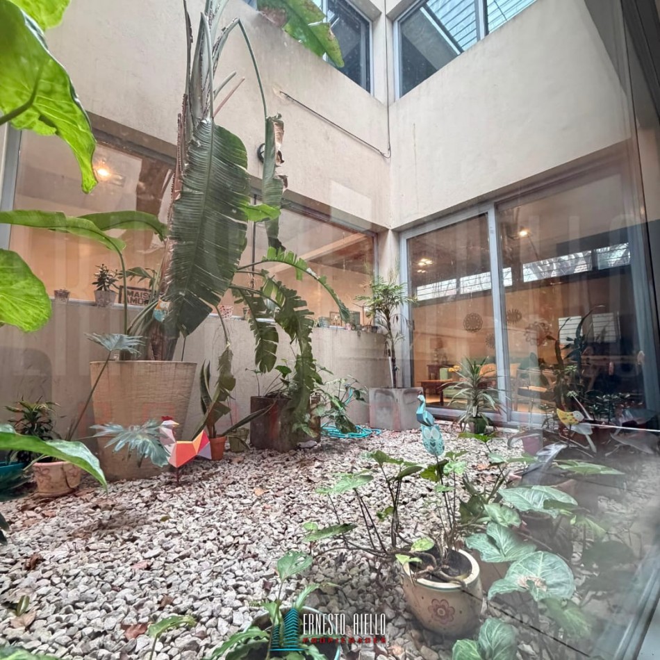 ALQUILER HERMOSA CASA DE 4 AMBIENTES Y ESTUDIO CON PATIO Y COCHERA EN QUILMES CENTRO.