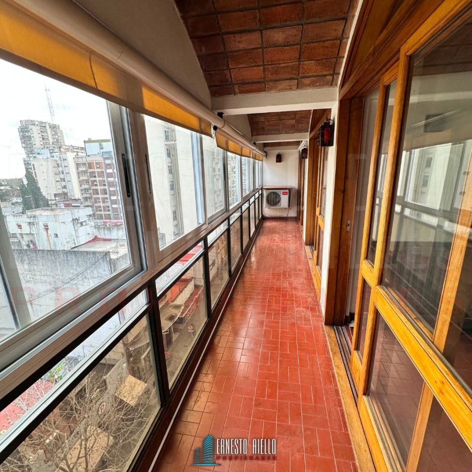 ALQUILER DEPARTAMENTO SEMIPISO DE TRES AMBIENTES AMUEBLADO CON BALCON Y COCHERA, EN QUILMES CENTRO.