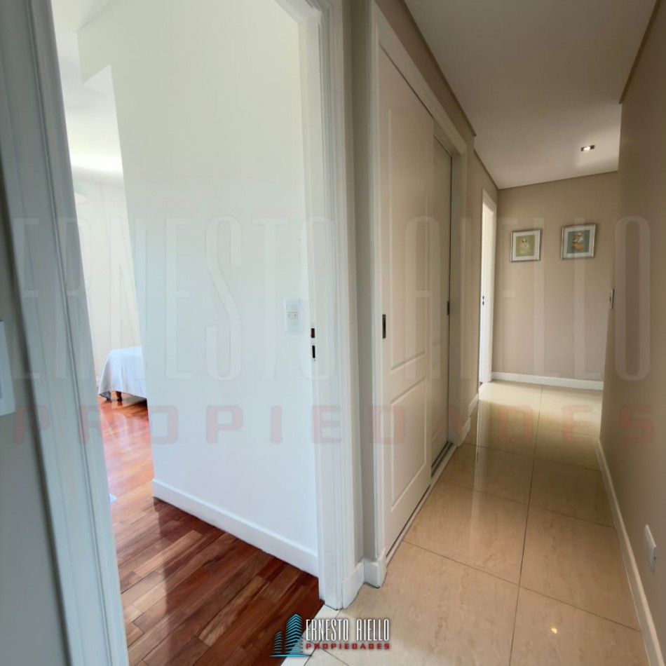 VENTA ESPECTACULAR SEMIPISO DE 4 AMBIENTES CON 2 COCHERAS, 2 BAULERAS Y EXCELENTES VISTAS ABIERTAS.