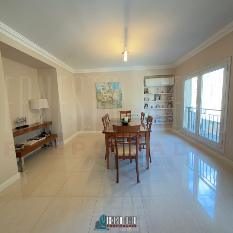 VENTA ESPECTACULAR SEMIPISO DE 4 AMBIENTES CON 2 COCHERAS, 2 BAULERAS Y EXCELENTES VISTAS ABIERTAS.