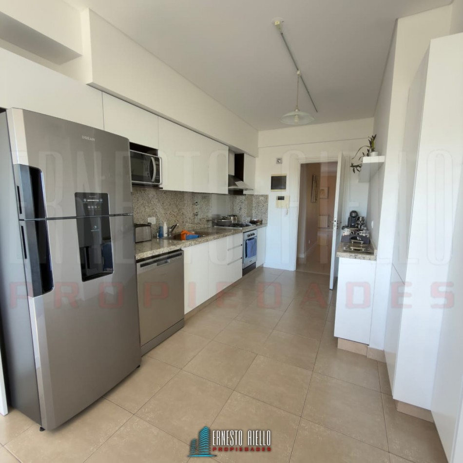 VENTA ESPECTACULAR SEMIPISO DE 4 AMBIENTES CON 2 COCHERAS, 2 BAULERAS Y EXCELENTES VISTAS ABIERTAS.