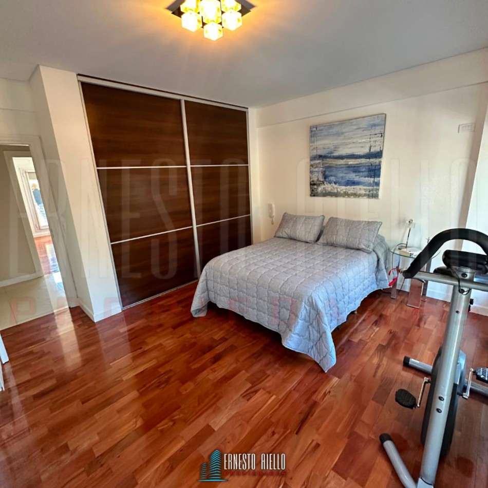 VENTA ESPECTACULAR SEMIPISO DE 4 AMBIENTES CON 2 COCHERAS, 2 BAULERAS Y EXCELENTES VISTAS ABIERTAS.
