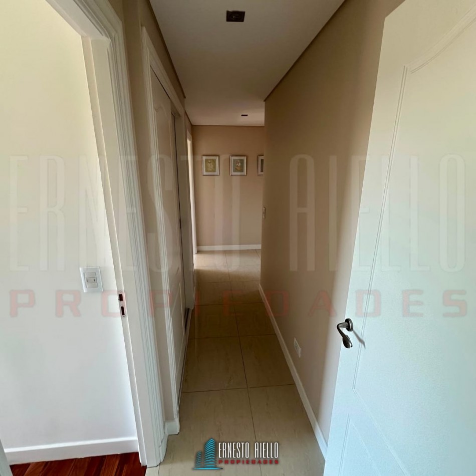 VENTA ESPECTACULAR SEMIPISO DE 4 AMBIENTES CON 2 COCHERAS, 2 BAULERAS Y EXCELENTES VISTAS ABIERTAS.