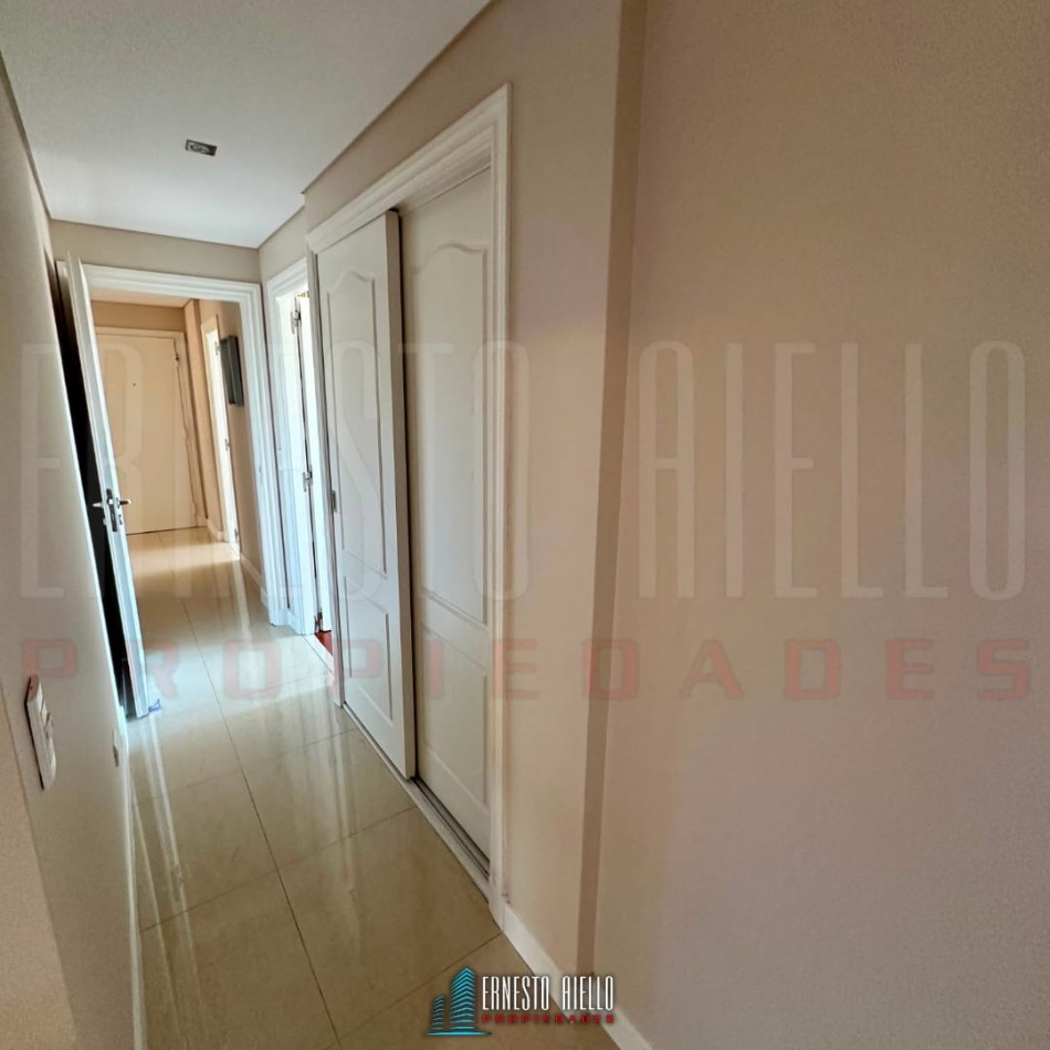 VENTA ESPECTACULAR SEMIPISO DE 4 AMBIENTES CON 2 COCHERAS, 2 BAULERAS Y EXCELENTES VISTAS ABIERTAS.