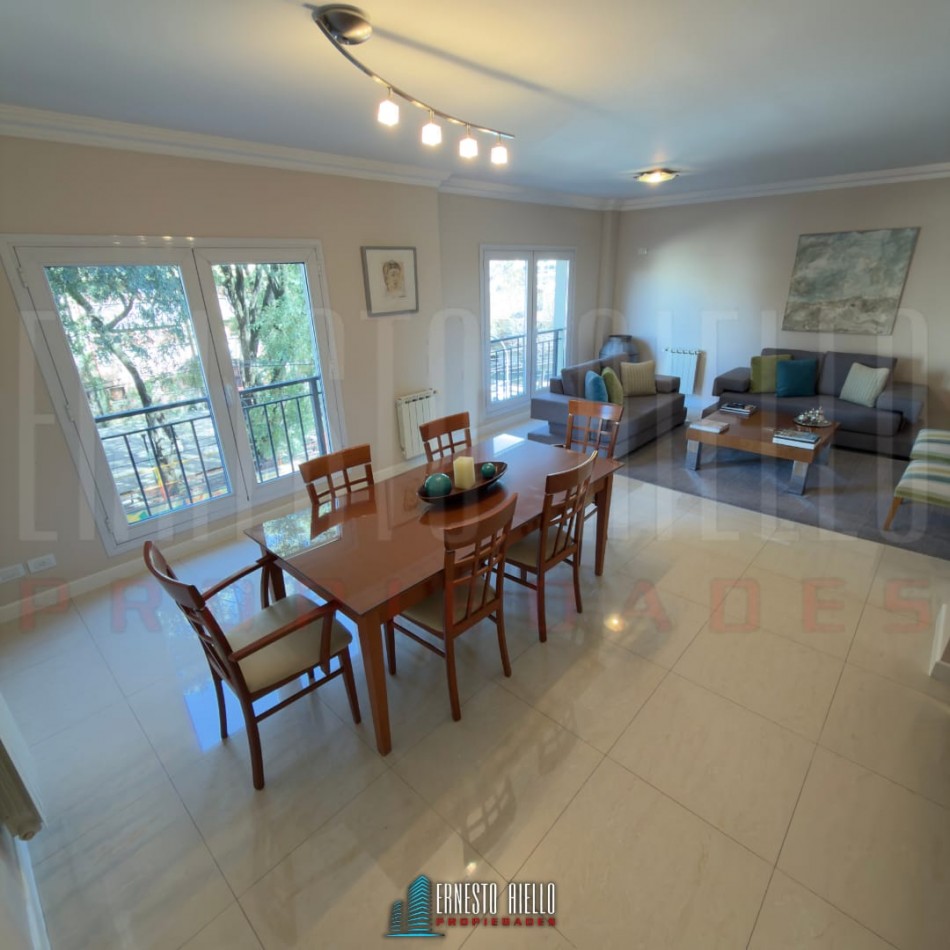 VENTA ESPECTACULAR SEMIPISO DE 4 AMBIENTES CON 2 COCHERAS, 2 BAULERAS Y EXCELENTES VISTAS ABIERTAS.