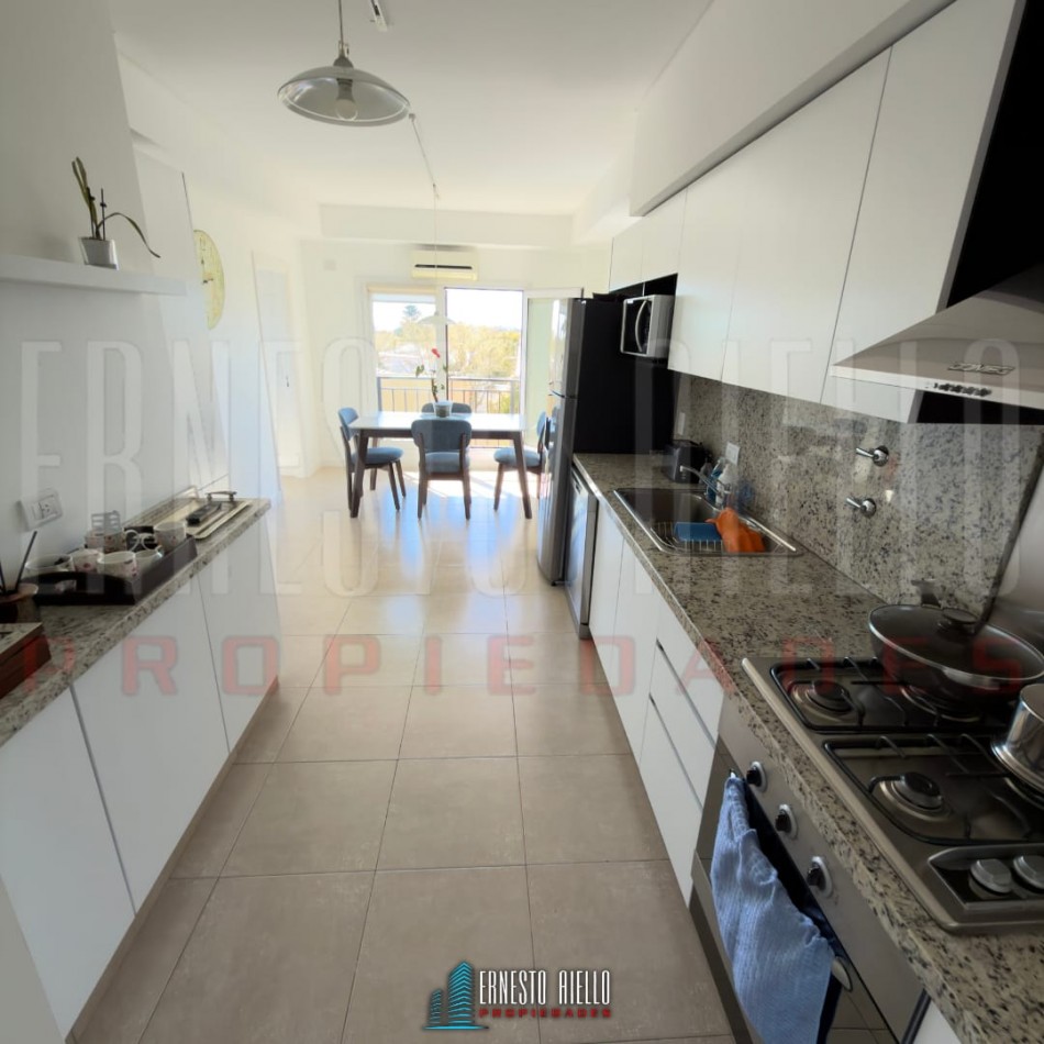 VENTA ESPECTACULAR SEMIPISO DE 4 AMBIENTES CON 2 COCHERAS, 2 BAULERAS Y EXCELENTES VISTAS ABIERTAS.
