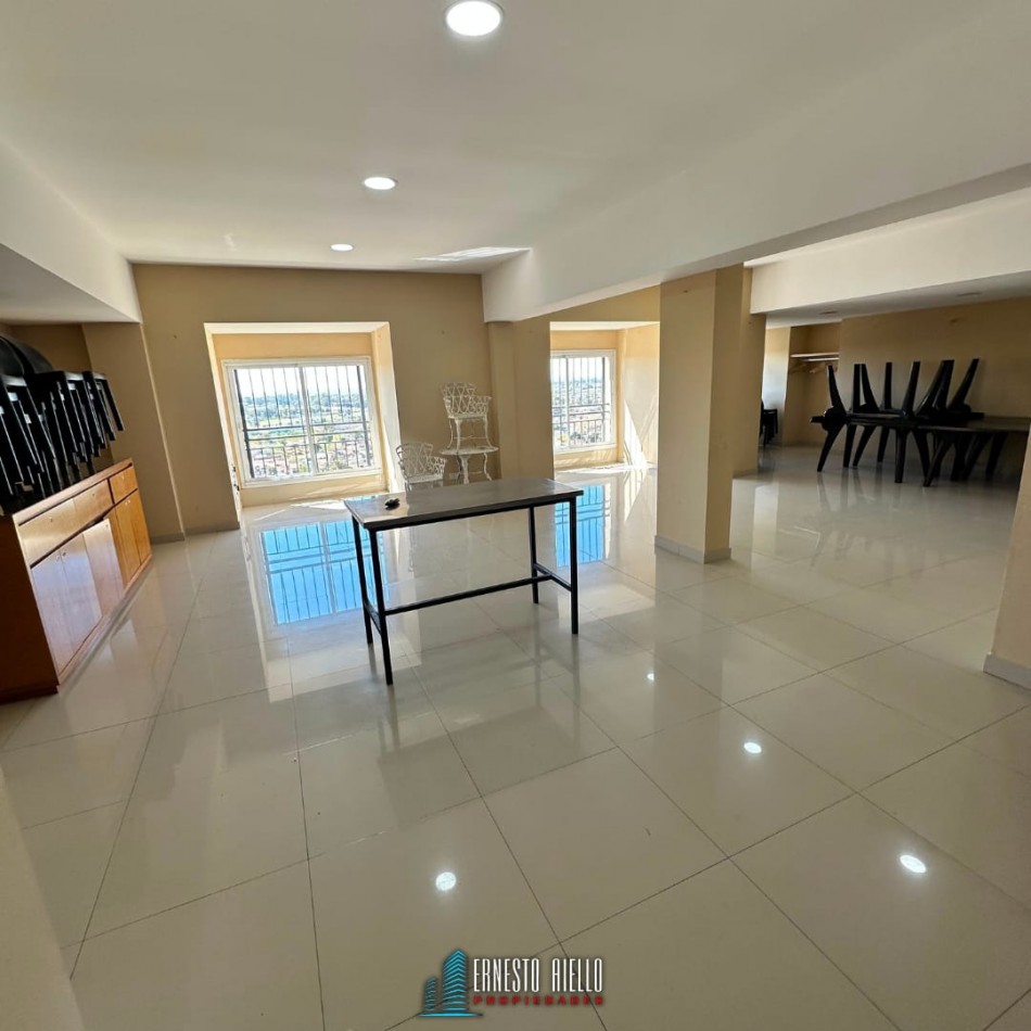 VENTA ESPECTACULAR SEMIPISO DE 4 AMBIENTES CON 2 COCHERAS, 2 BAULERAS Y EXCELENTES VISTAS ABIERTAS.