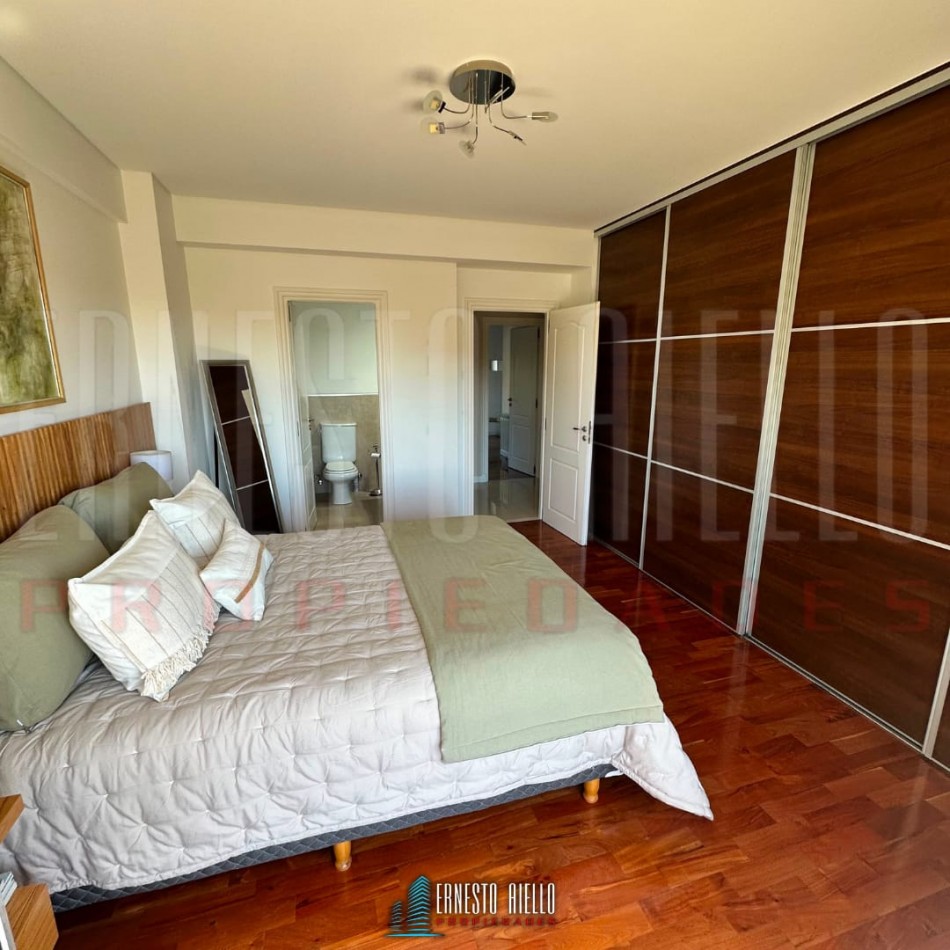 VENTA ESPECTACULAR SEMIPISO DE 4 AMBIENTES CON 2 COCHERAS, 2 BAULERAS Y EXCELENTES VISTAS ABIERTAS.