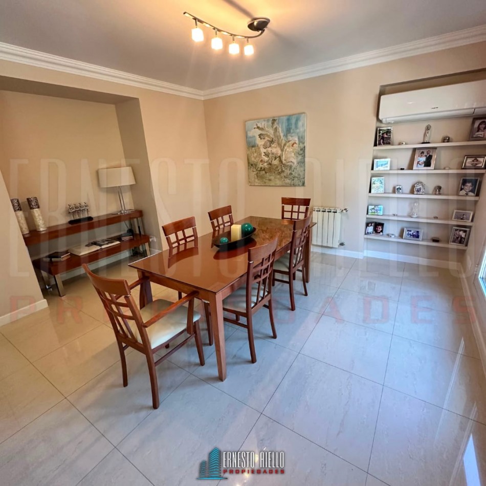 VENTA ESPECTACULAR SEMIPISO DE 4 AMBIENTES CON 2 COCHERAS, 2 BAULERAS Y EXCELENTES VISTAS ABIERTAS.