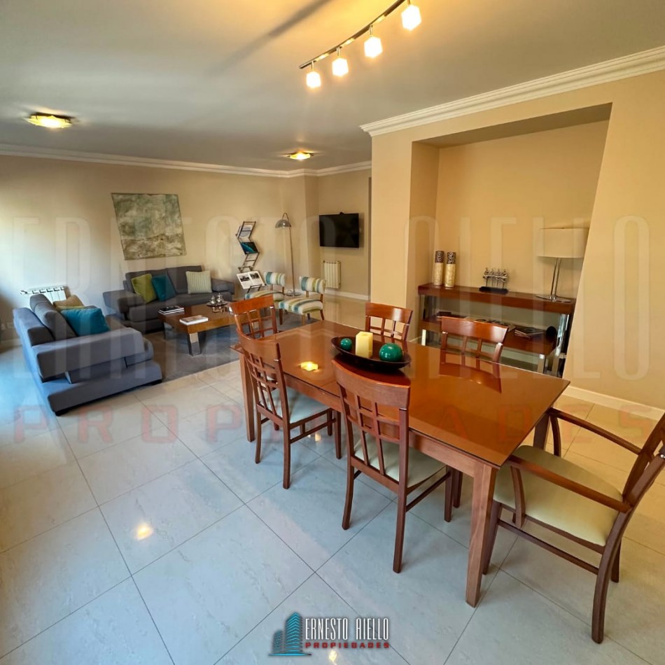 VENTA ESPECTACULAR SEMIPISO DE 4 AMBIENTES CON 2 COCHERAS, 2 BAULERAS Y EXCELENTES VISTAS ABIERTAS.