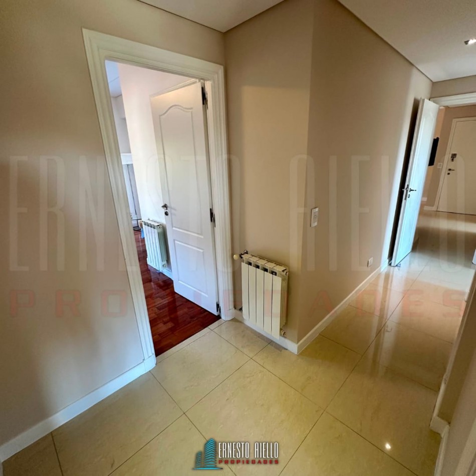 VENTA ESPECTACULAR SEMIPISO DE 4 AMBIENTES CON 2 COCHERAS, 2 BAULERAS Y EXCELENTES VISTAS ABIERTAS.