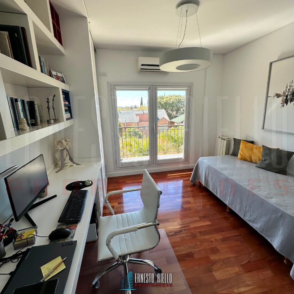 VENTA ESPECTACULAR SEMIPISO DE 4 AMBIENTES CON 2 COCHERAS, 2 BAULERAS Y EXCELENTES VISTAS ABIERTAS.
