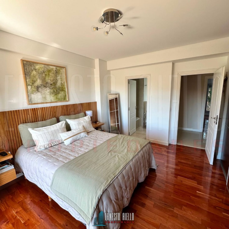 VENTA ESPECTACULAR SEMIPISO DE 4 AMBIENTES CON 2 COCHERAS, 2 BAULERAS Y EXCELENTES VISTAS ABIERTAS.
