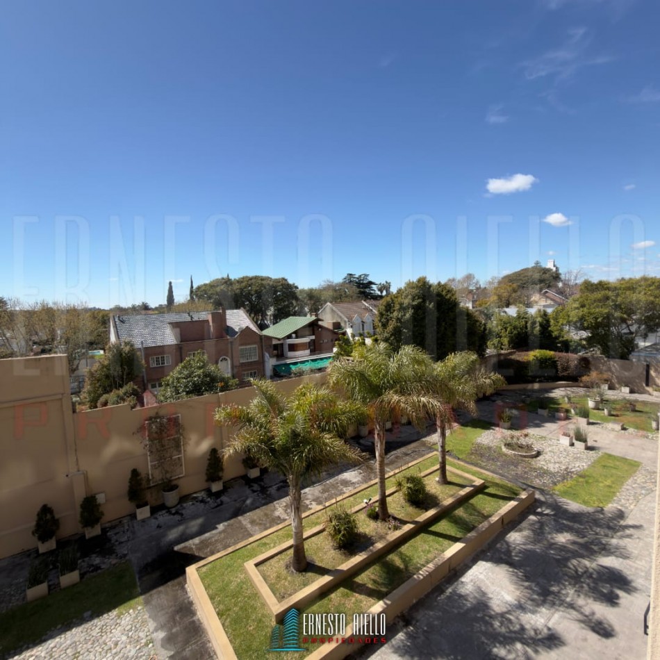 VENTA ESPECTACULAR SEMIPISO DE 4 AMBIENTES CON 2 COCHERAS, 2 BAULERAS Y EXCELENTES VISTAS ABIERTAS.