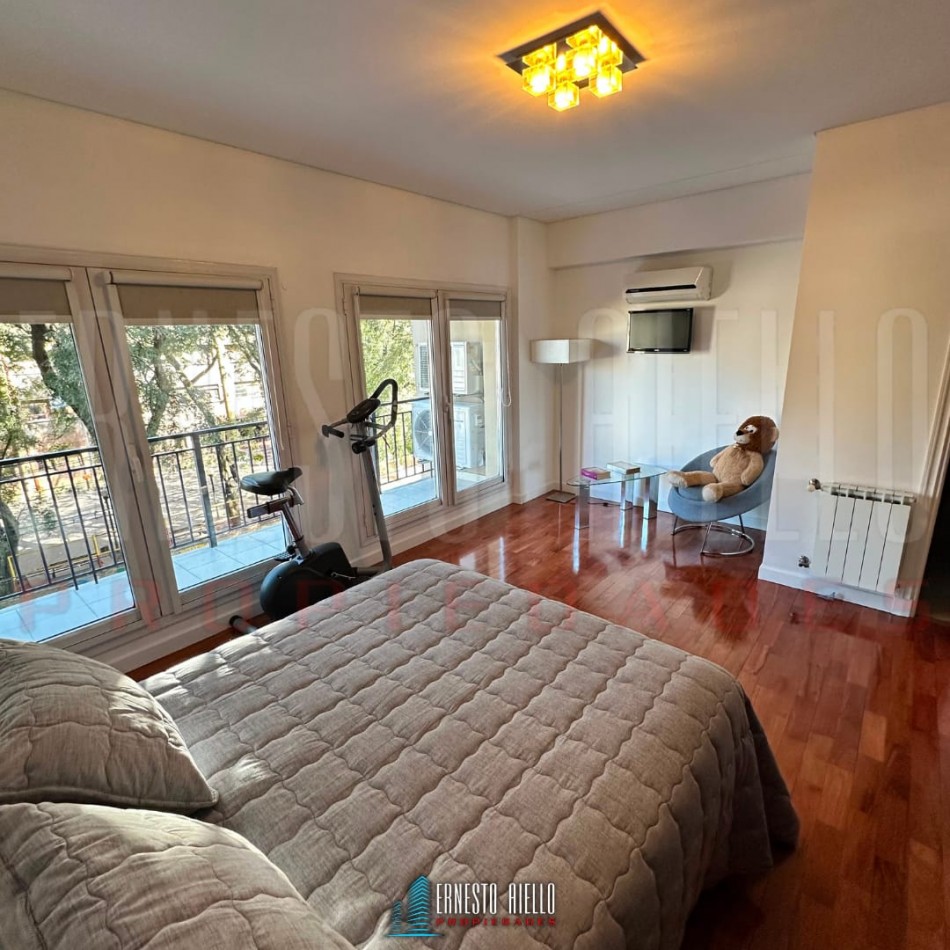 VENTA ESPECTACULAR SEMIPISO DE 4 AMBIENTES CON 2 COCHERAS, 2 BAULERAS Y EXCELENTES VISTAS ABIERTAS.