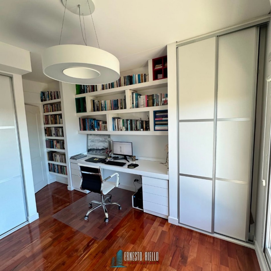 VENTA ESPECTACULAR SEMIPISO DE 4 AMBIENTES CON 2 COCHERAS, 2 BAULERAS Y EXCELENTES VISTAS ABIERTAS.