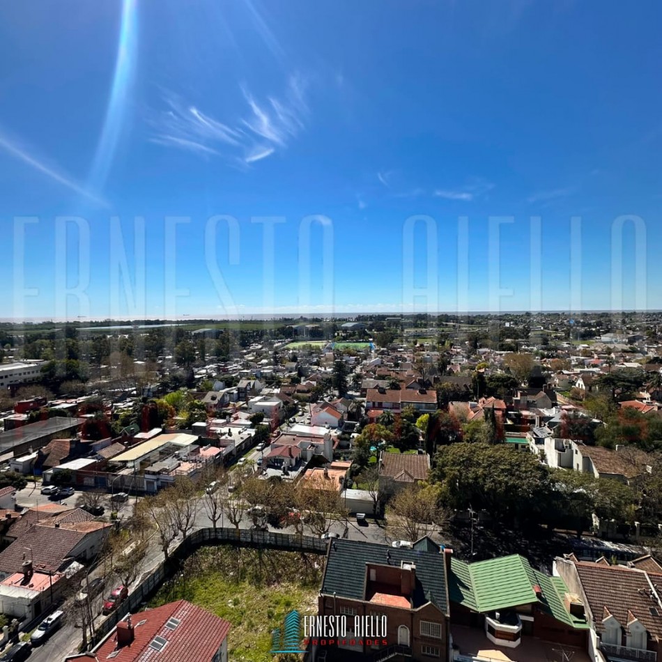 VENTA ESPECTACULAR SEMIPISO DE 4 AMBIENTES CON 2 COCHERAS, 2 BAULERAS Y EXCELENTES VISTAS ABIERTAS.