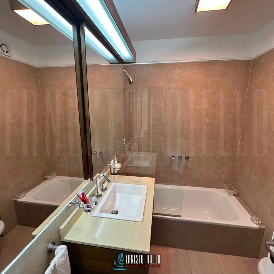 VENTA ESPECTACULAR SEMIPISO DE 4 AMBIENTES CON 2 COCHERAS, 2 BAULERAS Y EXCELENTES VISTAS ABIERTAS.