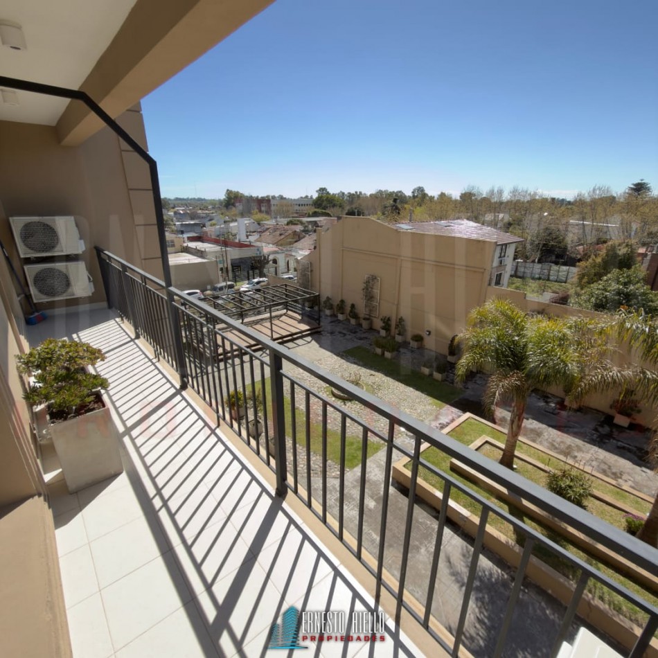 VENTA ESPECTACULAR SEMIPISO DE 4 AMBIENTES CON 2 COCHERAS, 2 BAULERAS Y EXCELENTES VISTAS ABIERTAS.