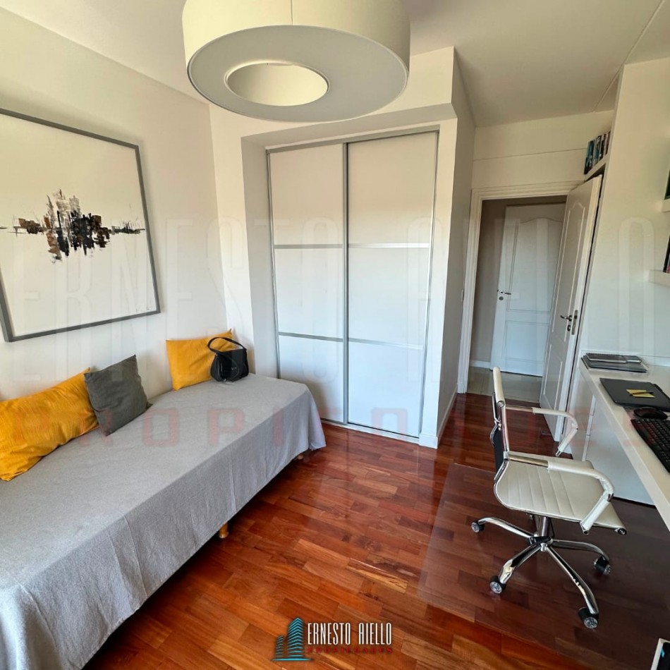 VENTA ESPECTACULAR SEMIPISO DE 4 AMBIENTES CON 2 COCHERAS, 2 BAULERAS Y EXCELENTES VISTAS ABIERTAS.