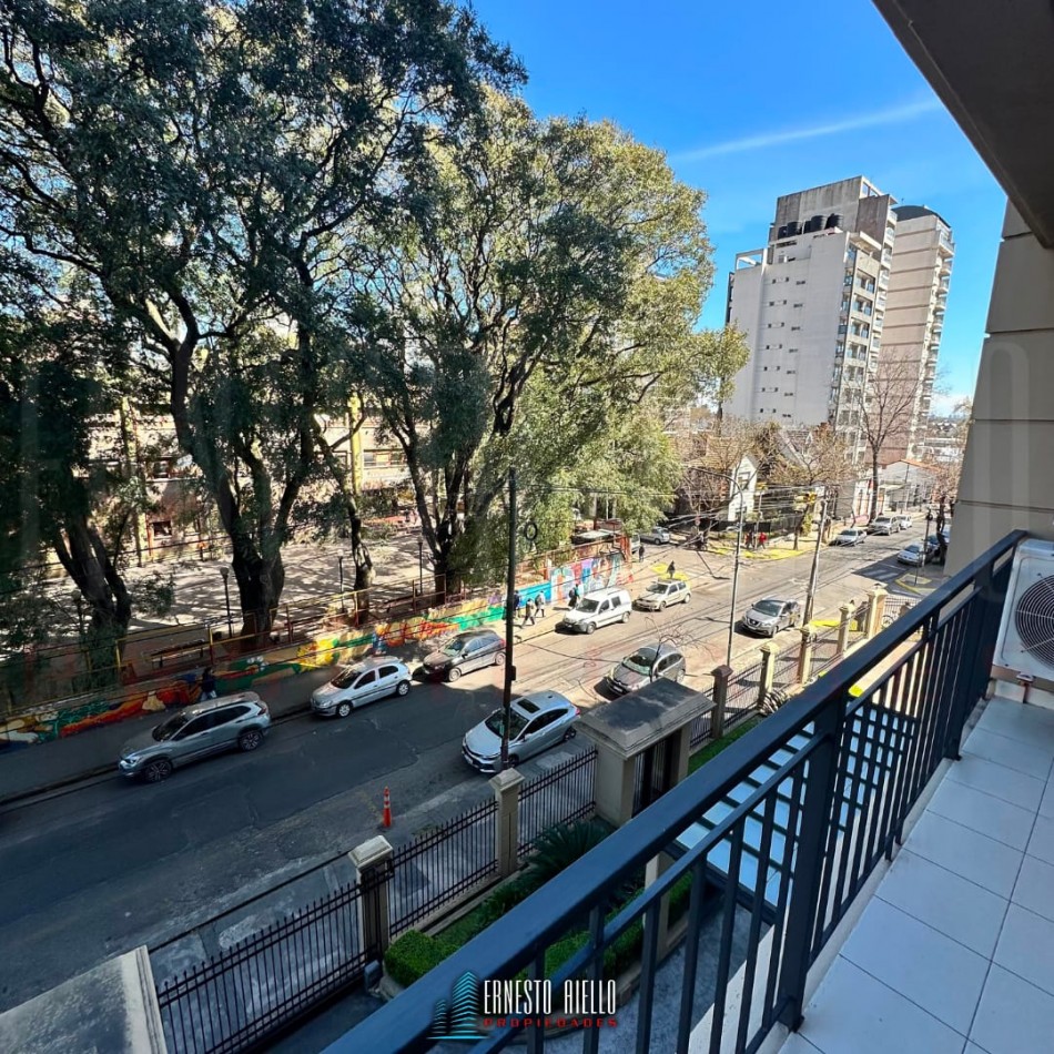 VENTA ESPECTACULAR SEMIPISO DE 4 AMBIENTES CON 2 COCHERAS, 2 BAULERAS Y EXCELENTES VISTAS ABIERTAS.