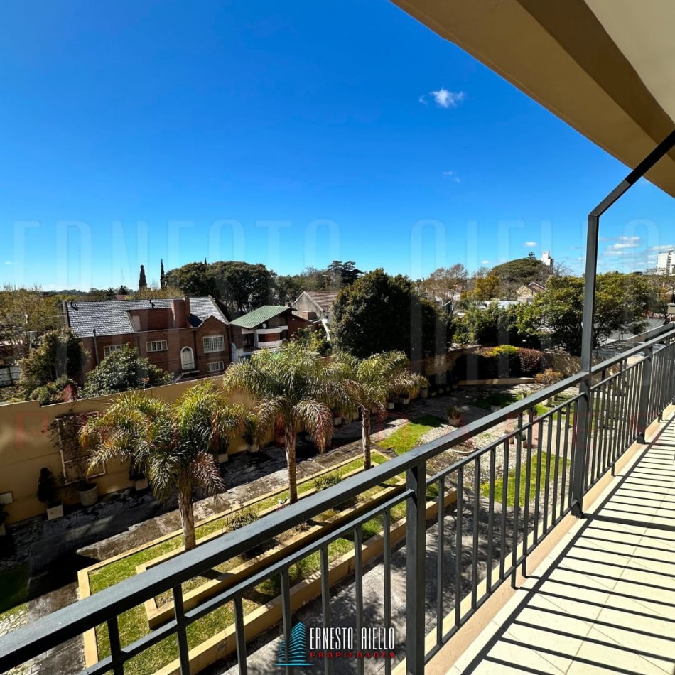 VENTA ESPECTACULAR SEMIPISO DE 4 AMBIENTES CON 2 COCHERAS, 2 BAULERAS Y EXCELENTES VISTAS ABIERTAS.