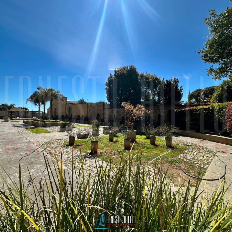 VENTA ESPECTACULAR SEMIPISO DE 4 AMBIENTES CON 2 COCHERAS, 2 BAULERAS Y EXCELENTES VISTAS ABIERTAS.