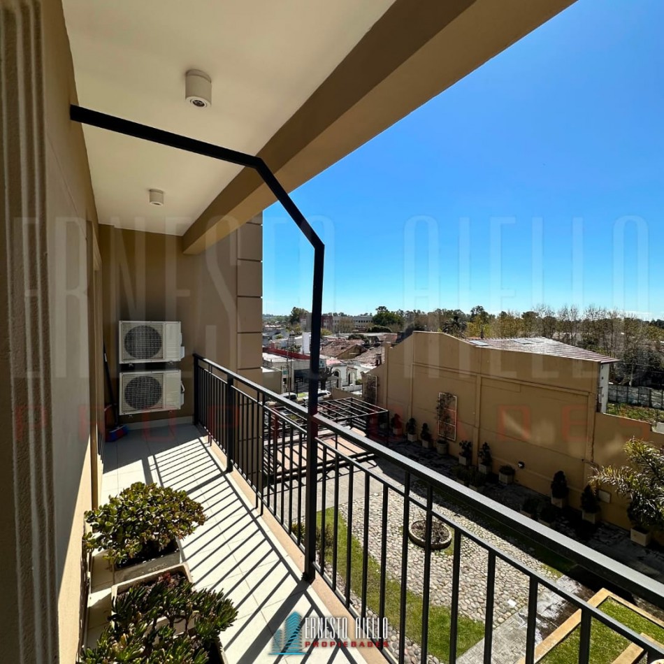 VENTA ESPECTACULAR SEMIPISO DE 4 AMBIENTES CON 2 COCHERAS, 2 BAULERAS Y EXCELENTES VISTAS ABIERTAS.