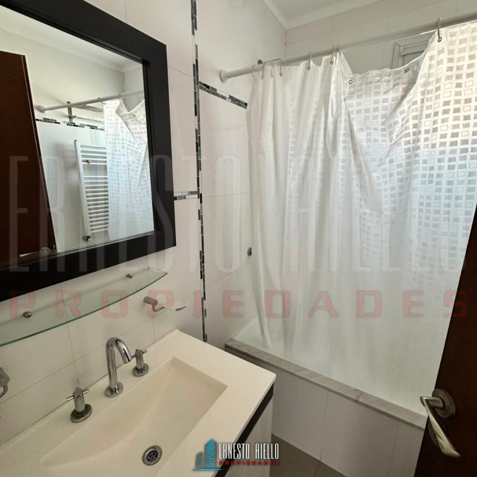 ALQUILER DEPARTAMENTO TRES AMBIENTES CON BALCON Y COCHERA EN SUBSUELO.